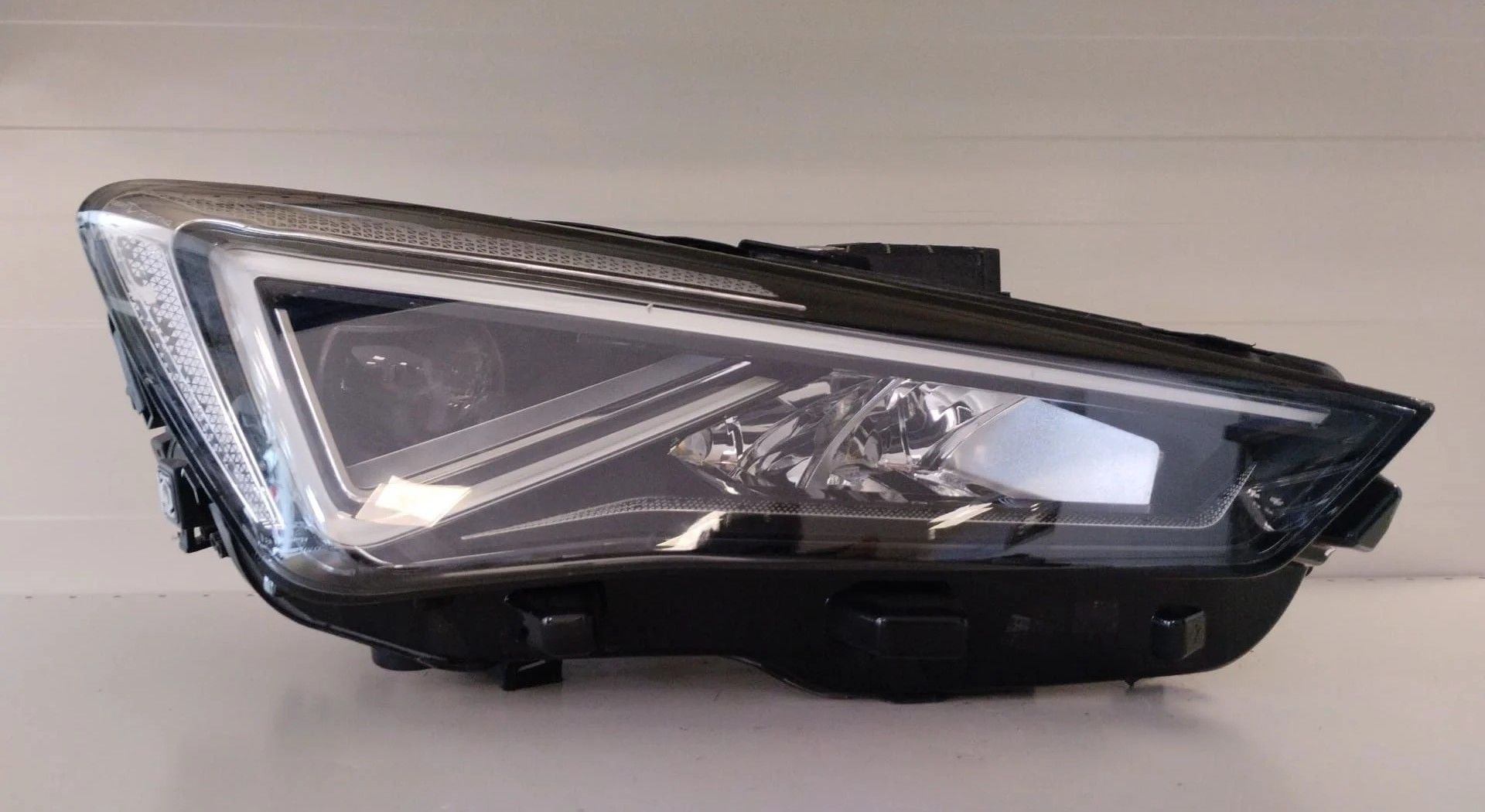 SEAT LEON LED SAG FAR 20-23 ORIJINAL CIKMA 5FG941008B